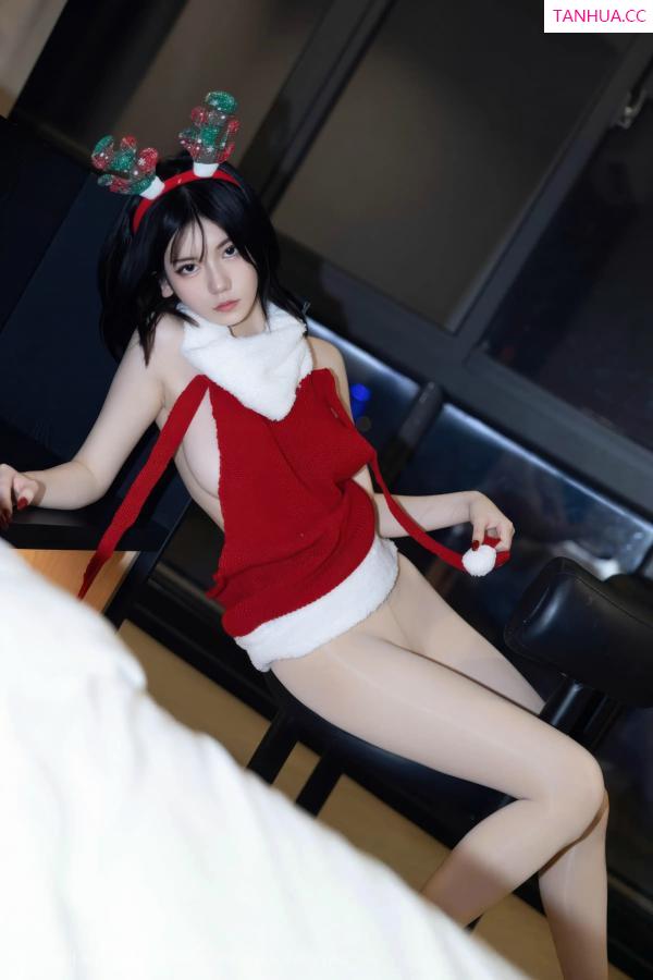   [XiuRen]高清写真图 2025.12.25 No.11158 凌七七 开背毛衣第42张图片